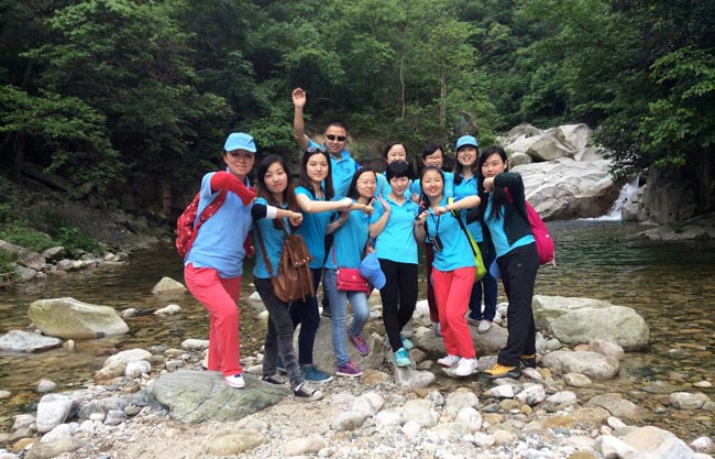 美女们在峡谷里的靓照