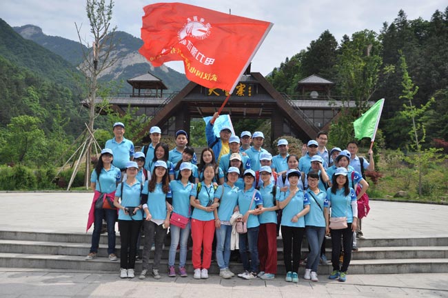 天堂寨大门前的合影