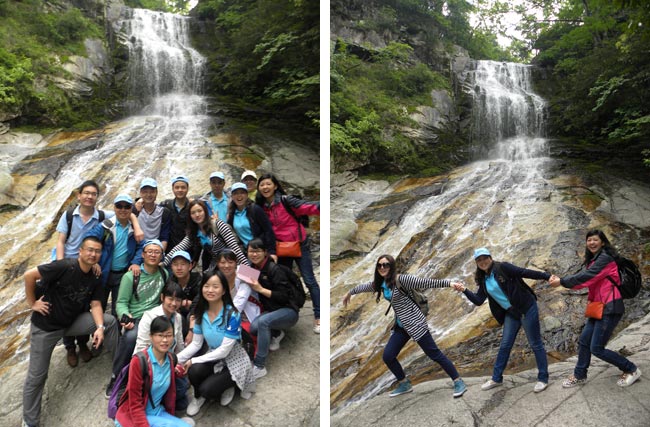 与瀑布合影