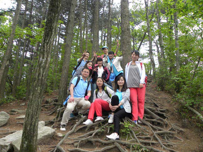 攀爬险峻的山峰